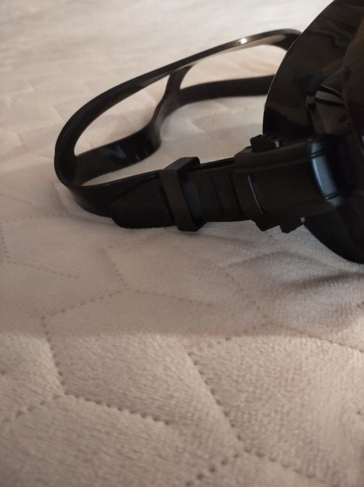 Набір для плавання, який включає маску та трубку