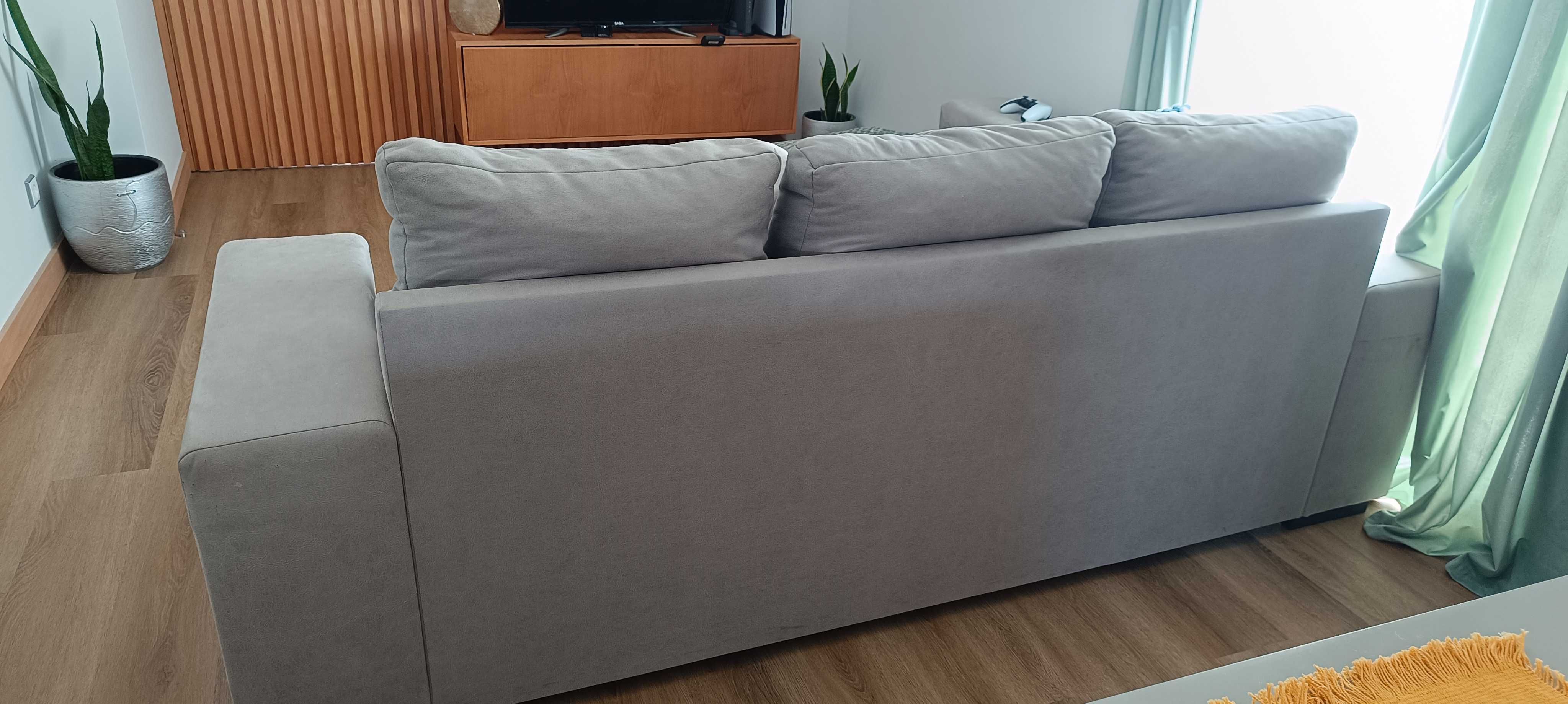 Sofá 3 lugares com chaise longue.