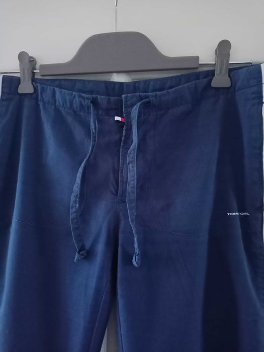 Spodnie z materiału Tommy Hilfiger z kolekcji Tommy Jeans Girl.