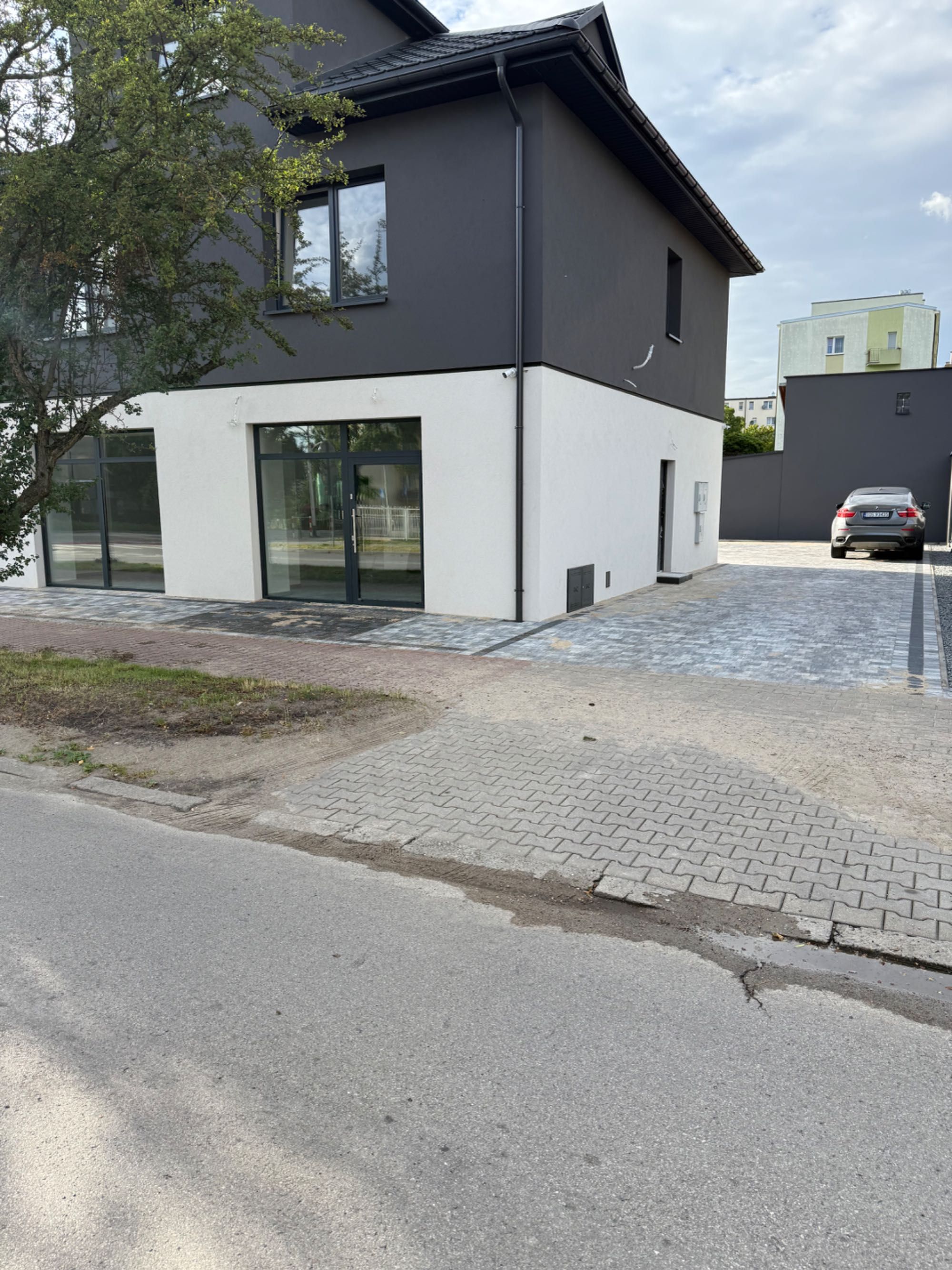 Lokal  handlowy uslugowy 75 m wysoki standard, centrum ostrowca