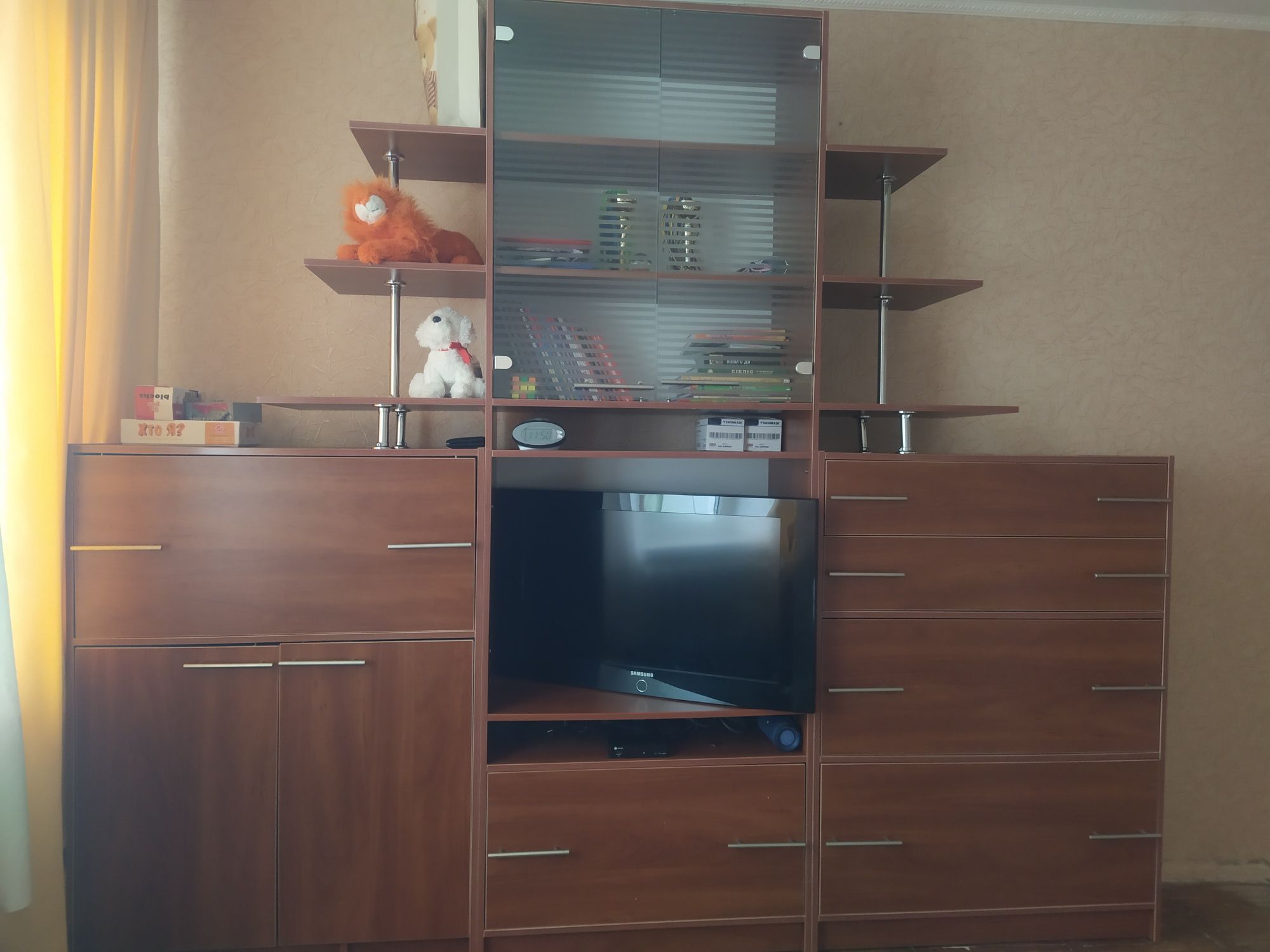 Стенка в кімнату
