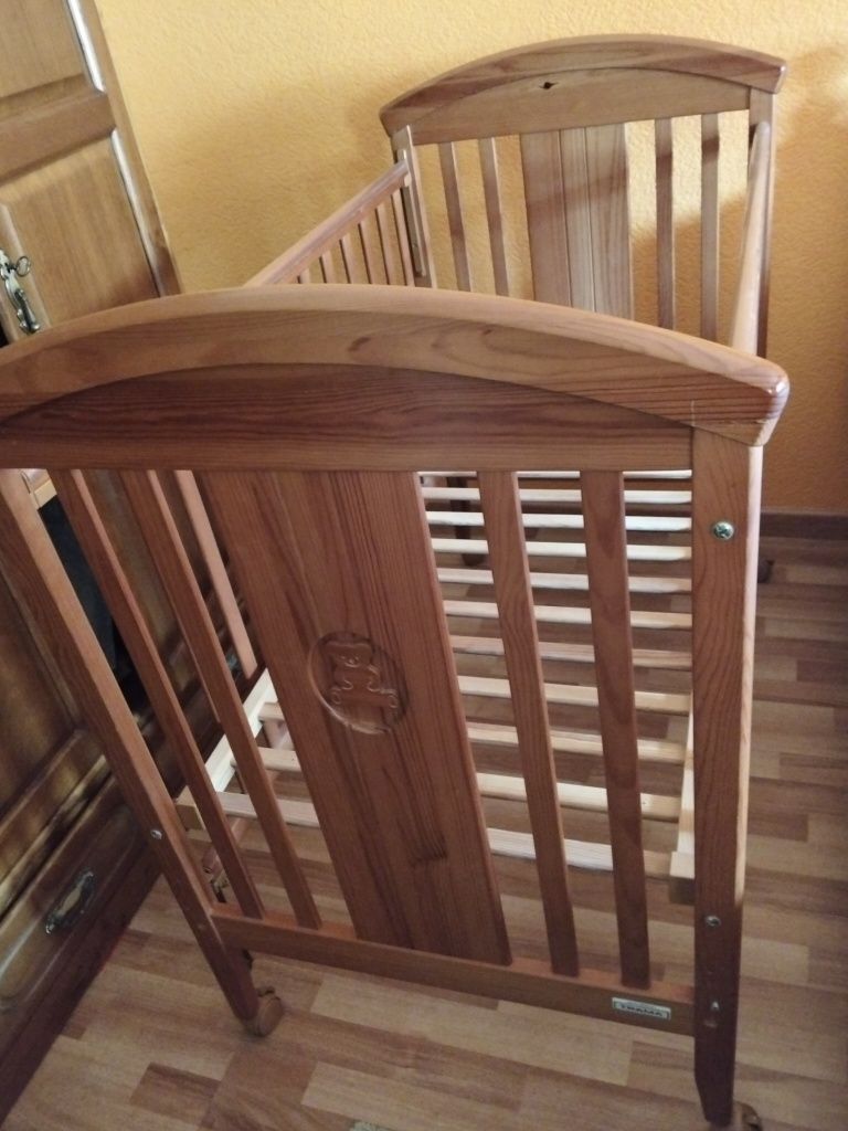 Berço com colchão e acessórios