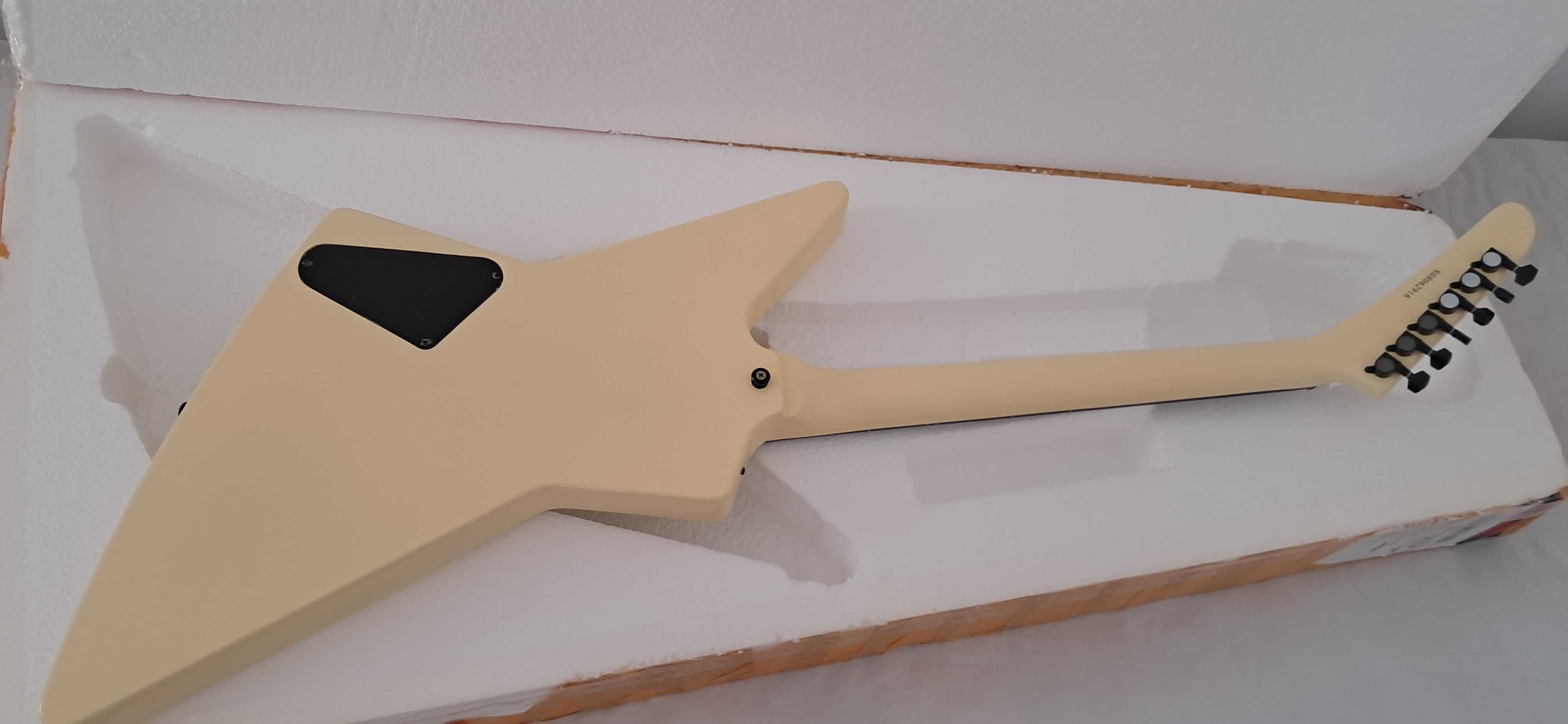 Guitarra elétrica ESP Custom Explorer Nova
