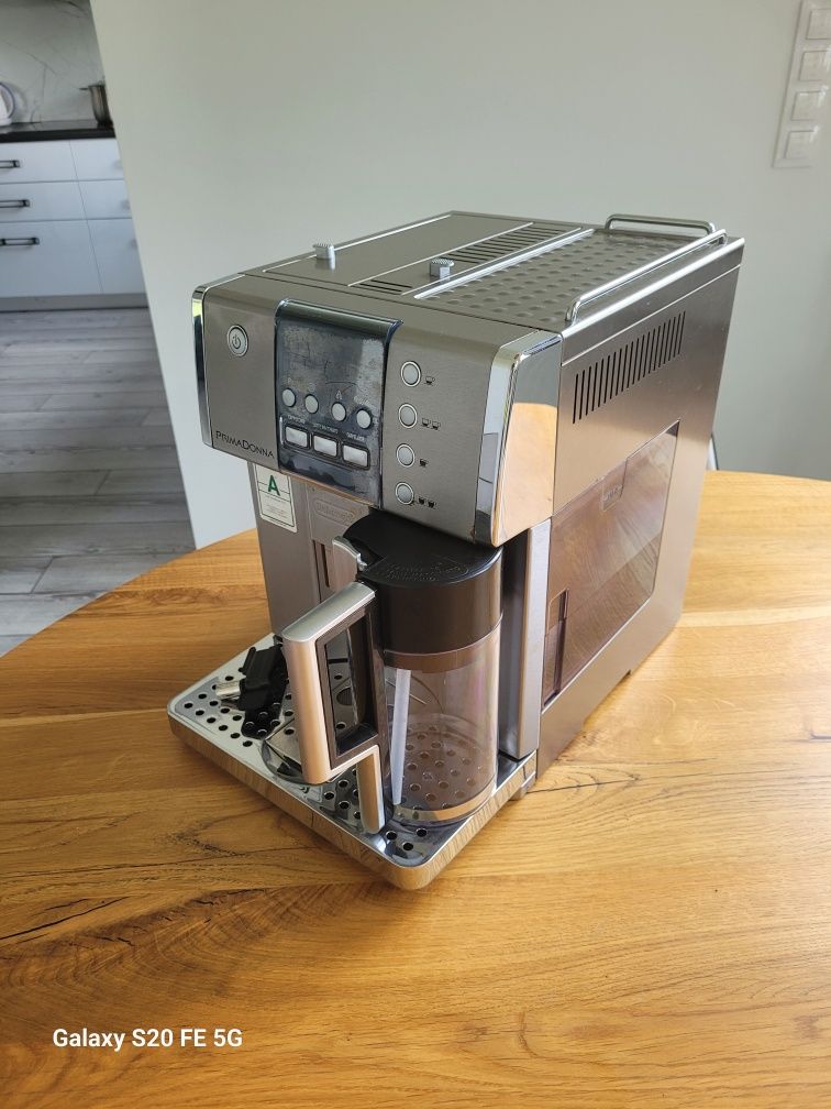Automatyczny ciśnieniowy ekspres DeLonghi PrimaDonna ESAM6620 15 bar