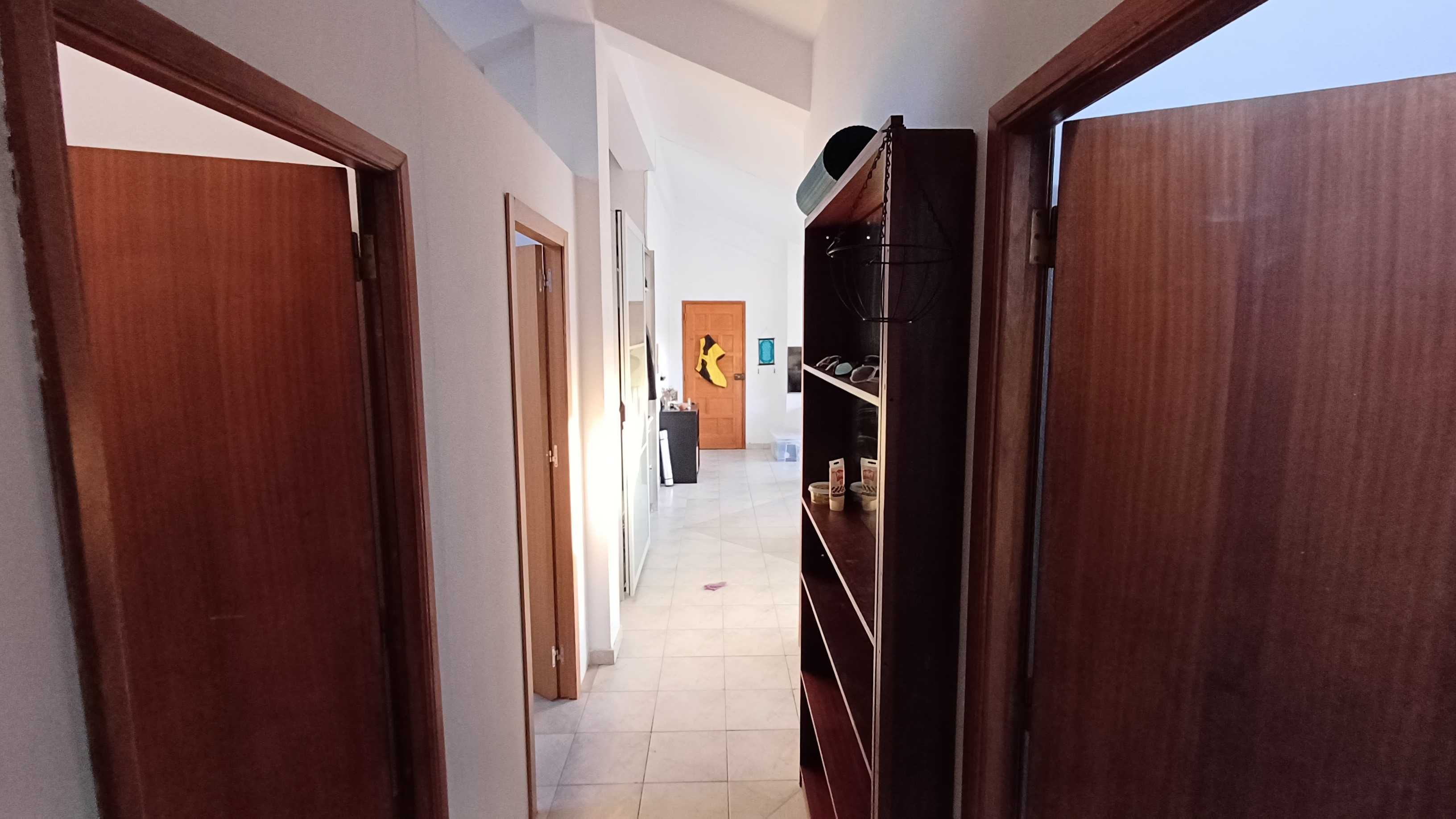 Quarto para arrendar no centro do Monte da Caparica