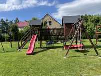 Plac zabaw, grube belki