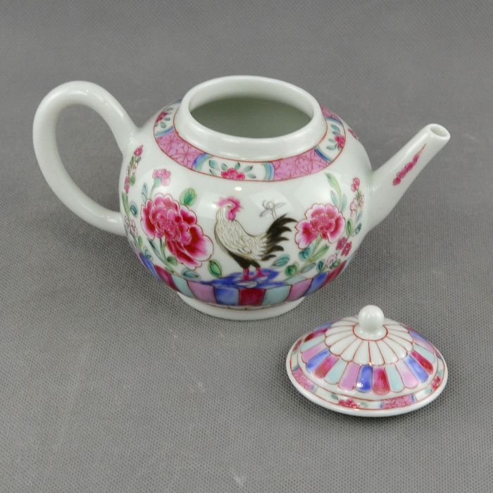 Bule em Porcelana, réplica do período Yongzheng / Qianlong