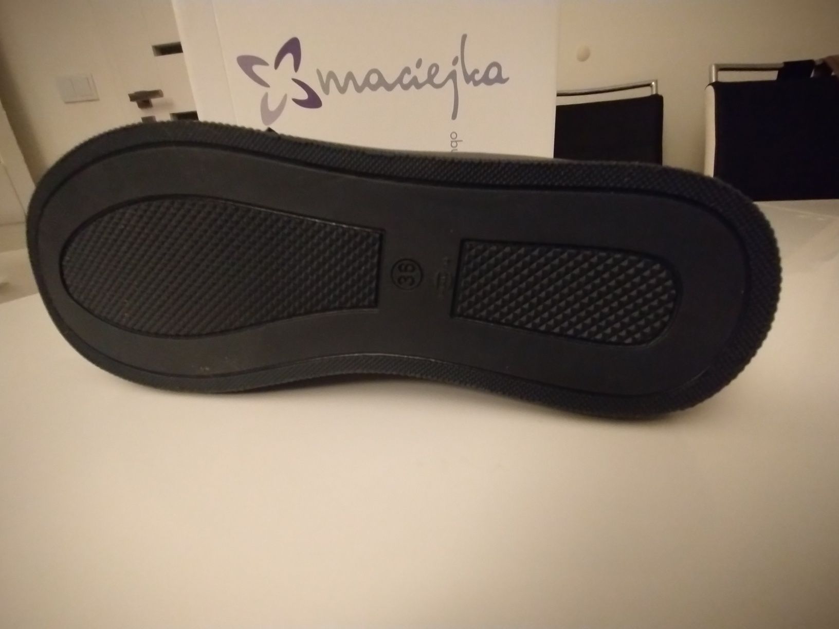 Musztarowe sneakersy skórzane z Maciejki