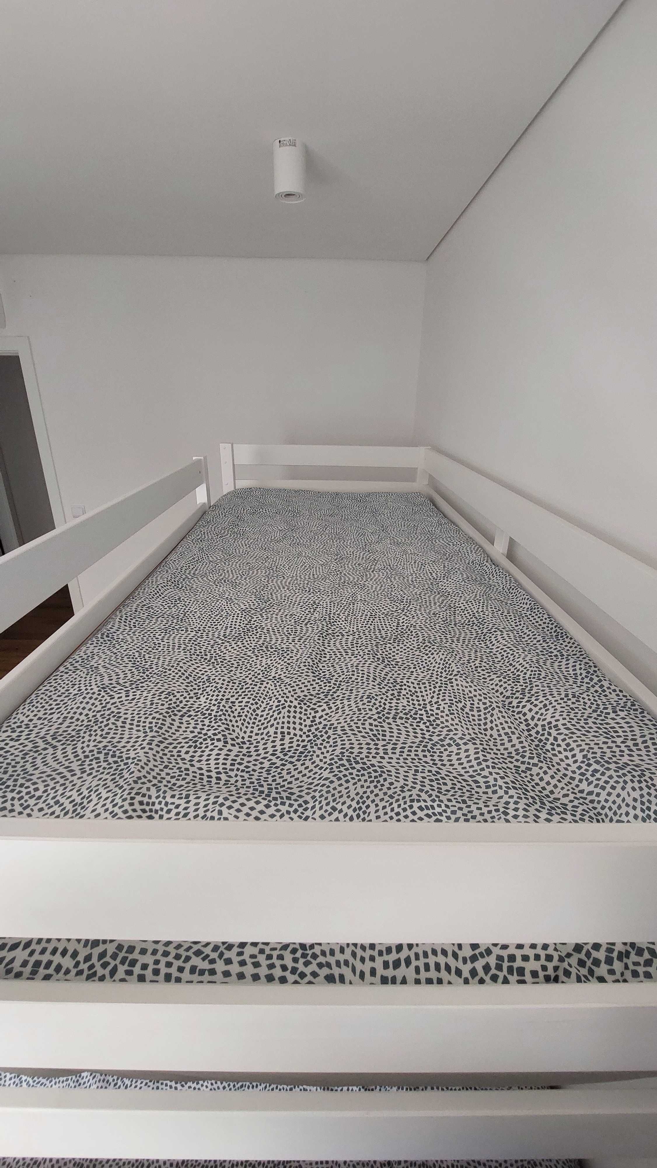 Beliche, com cama de solteiro e de casal (colchões incluídos)