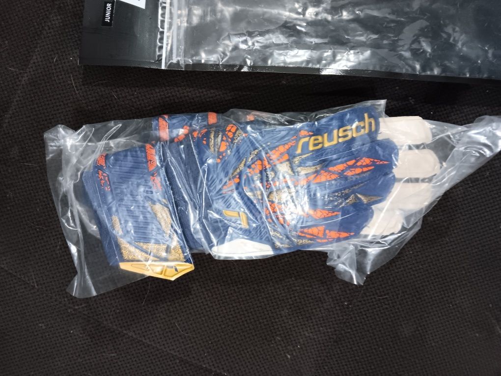 Nowe rękawice bramkarskie Reusch Attrakt Solid z Decathlon