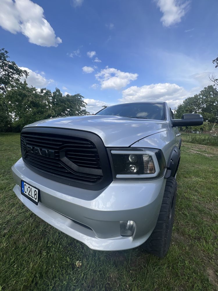 Dodge RAM 1500 4x4 pickup 2015r