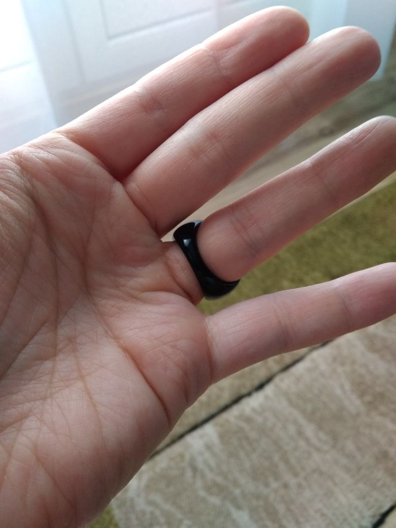 Nowy pierścionek czarny