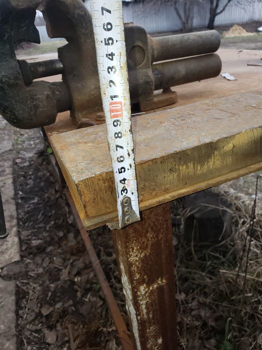 Стол слесарный,с тисками и наковальней