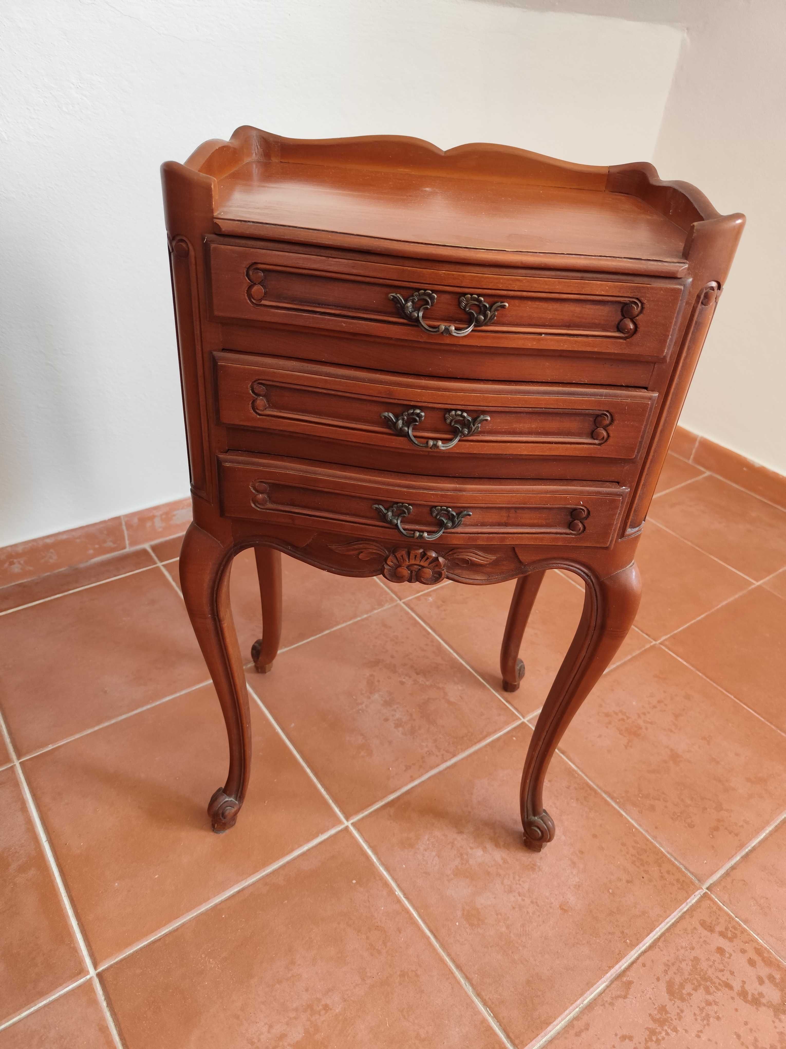 Mesa de cabeceira/ Móvel de apoio estilo LuisXV
