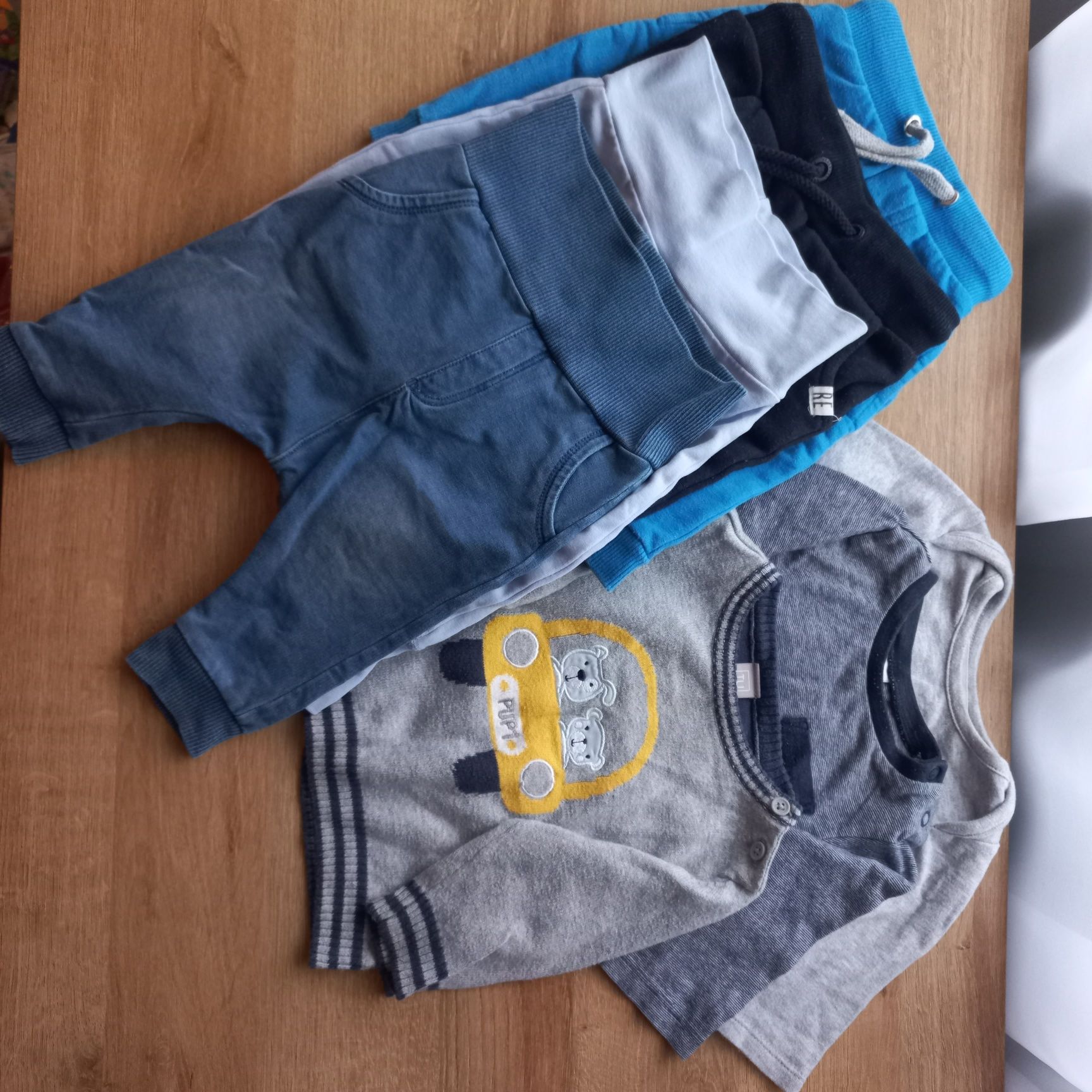 Zestaw dziecięcy (spodnie, sweterki)