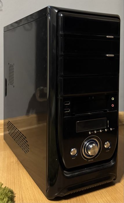 Komputer stacjonarny - Intel Core 2 Quad /4GB RAM/SSD/256GB/GT 730 2GB