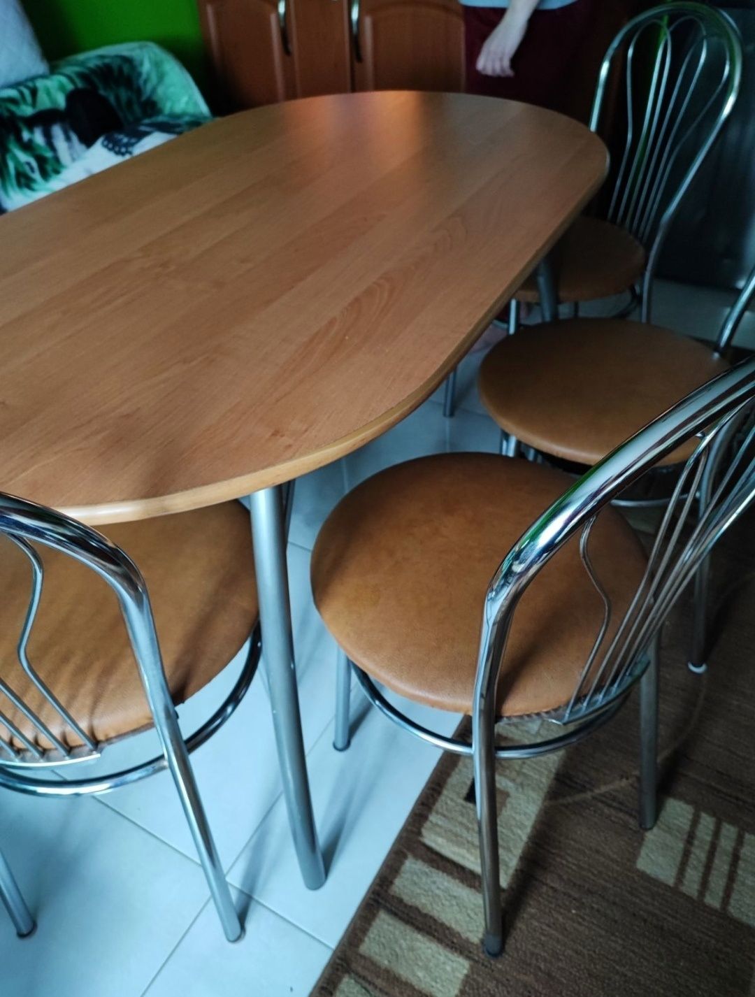 Komplet: stół + 4 krzesła