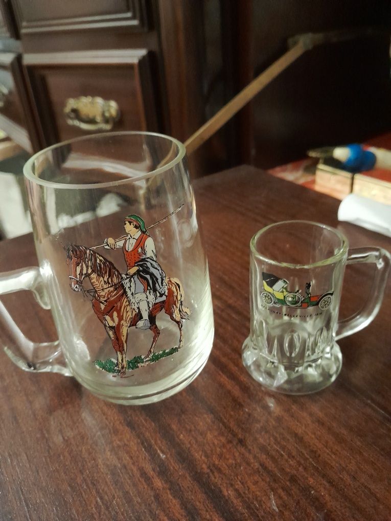 Dois copos antigos