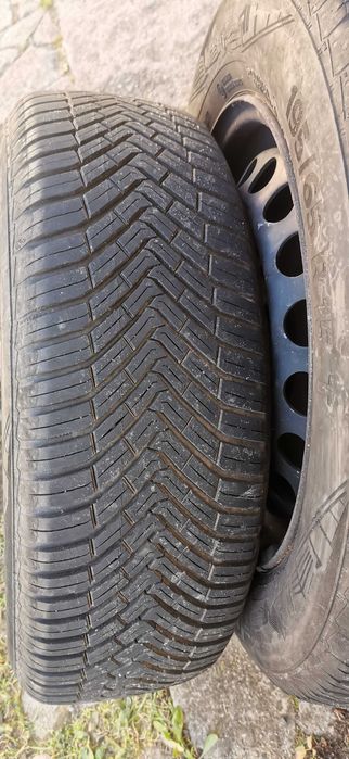 Komplet kół całorocznych do Volkswagena.
