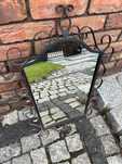 Stare lustro w metalowej ramie
