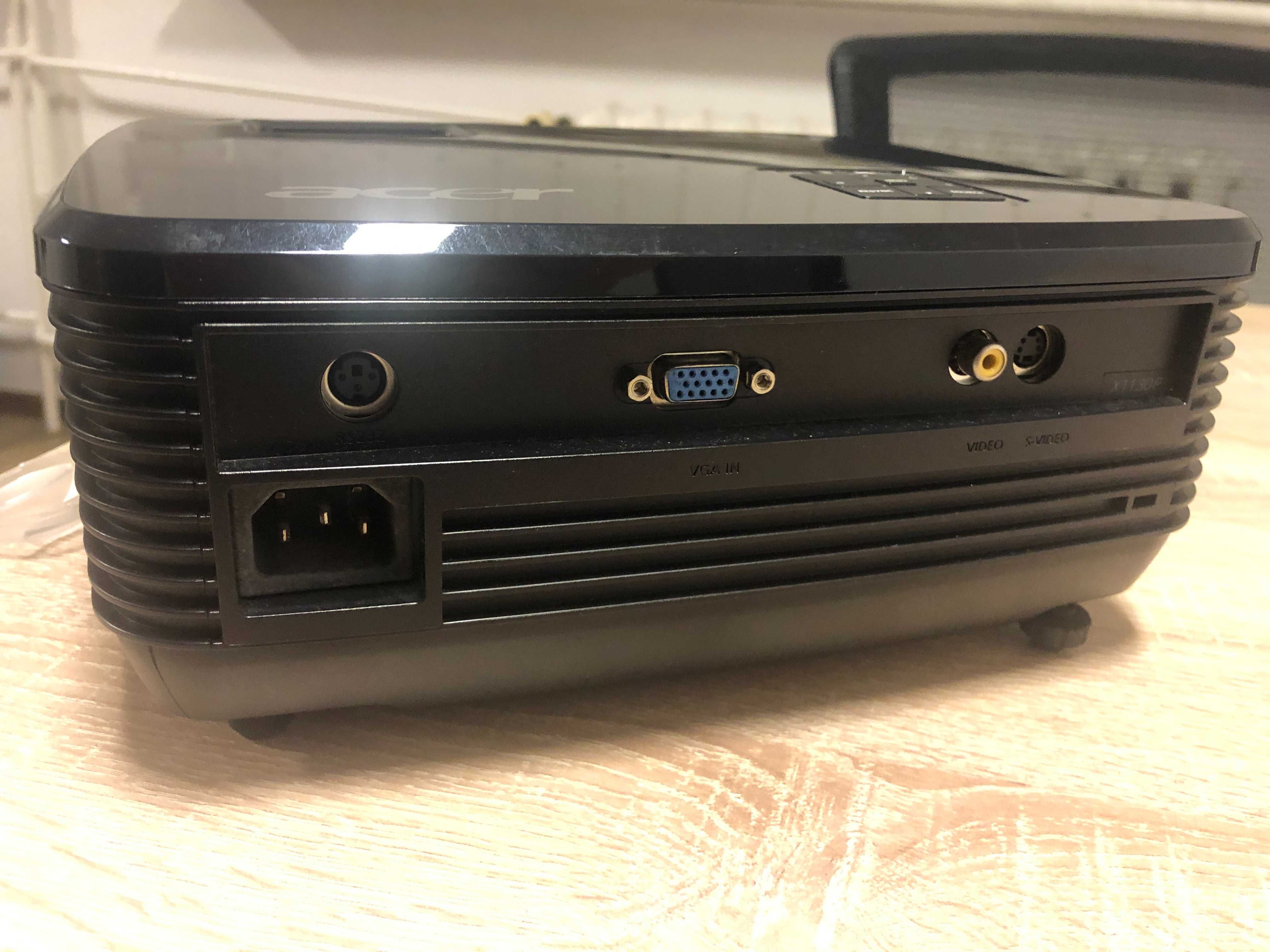 Projektor Acer X1130P wraz z kablem zasilającym oraz kablem VGA