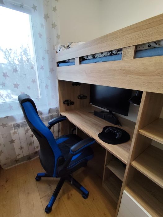 Łózko piętrowe z szafą i biurkiem