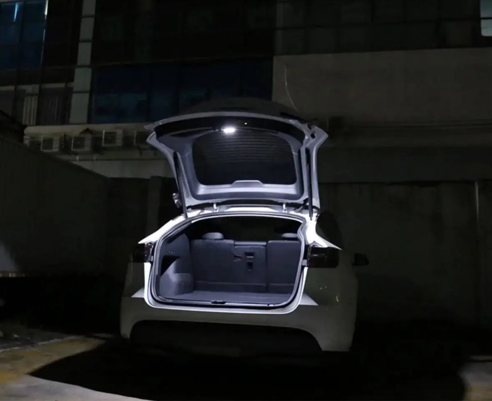 Потужне підсвічування багажника Tesla Model Y