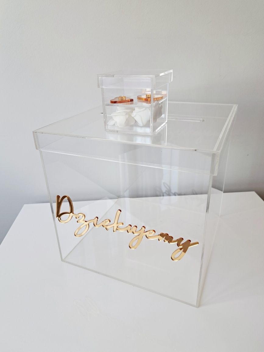 Akrylowe przezroczyste pudełko na koperty obrączki pleksi złote ślub