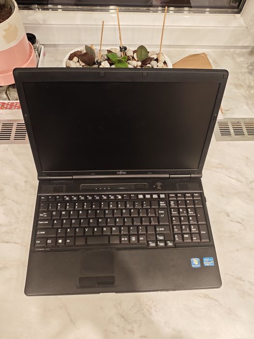 Laptop Fujitsu Lifebook A572/E Windows 11, nowa bateria, SSD, Office!