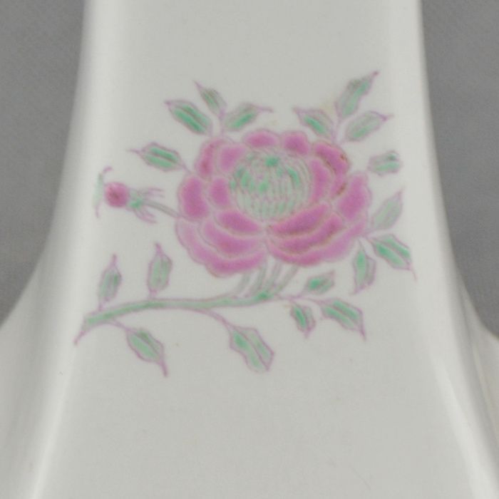 Castiçal em porcelana com brasão do Reino de Portugal