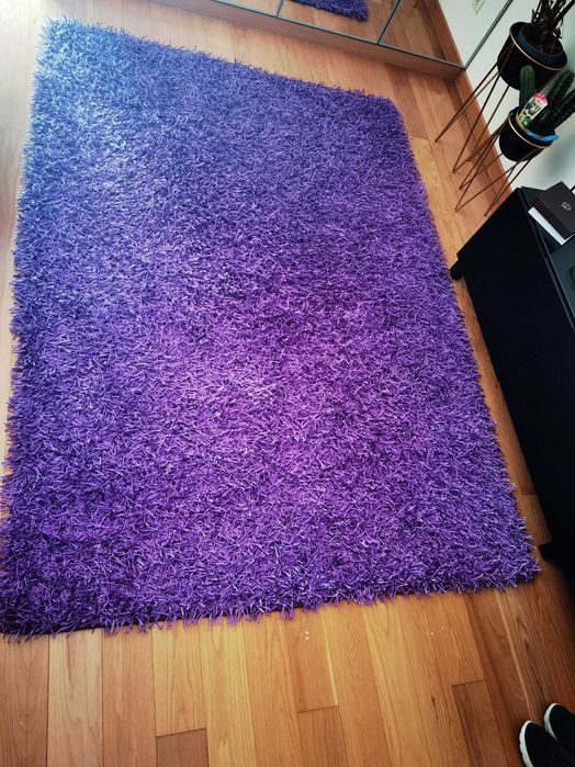 Tapete roxo, em excelentes condições