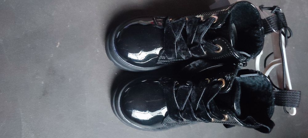 Nowe lakierowane botki firmy H&M