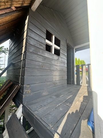 Domek dzieci drewniany ze zjeżdżalnią i sľupkiem do huśtawe