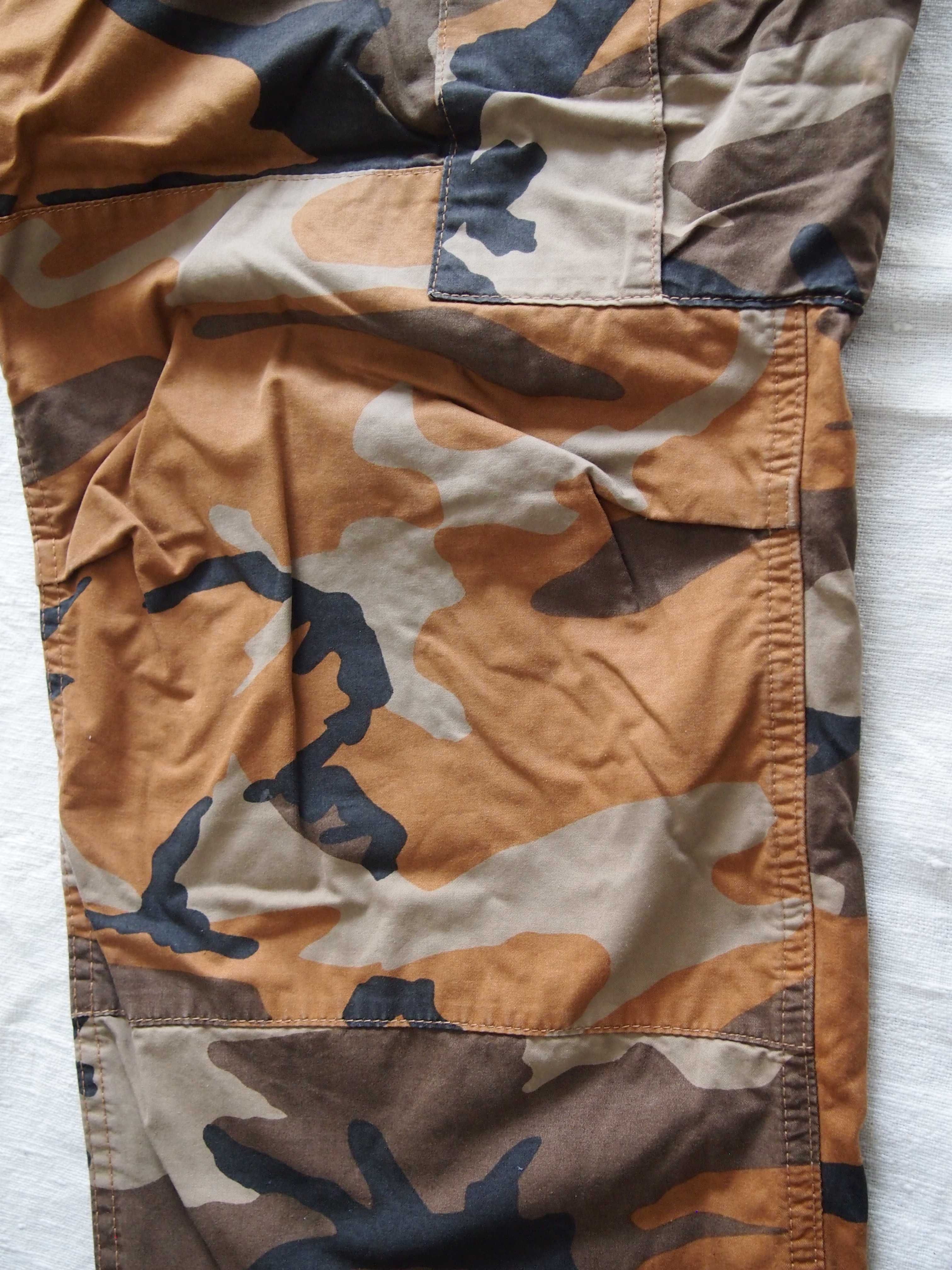 calças padrão camuflado marca Carhartt Homem