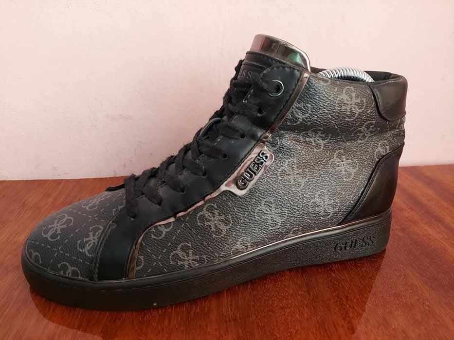 Кроссовки guess оригінал 

Привезено із Німеччини в оригіналі 

Більше