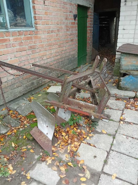 Плуг двокорпусний