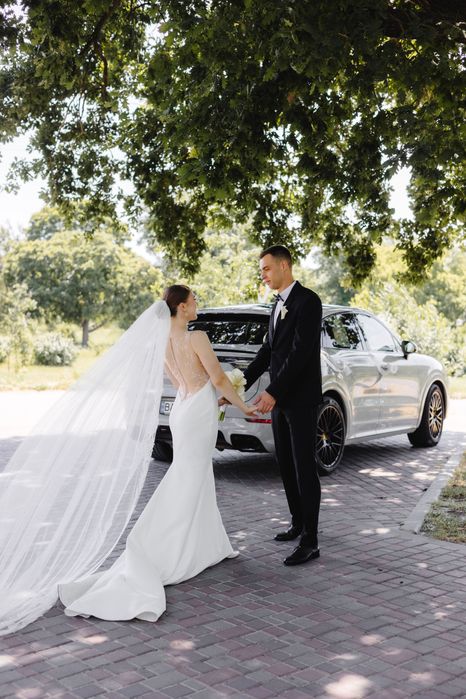 Весільна сукня силуетна з відкритою спиною