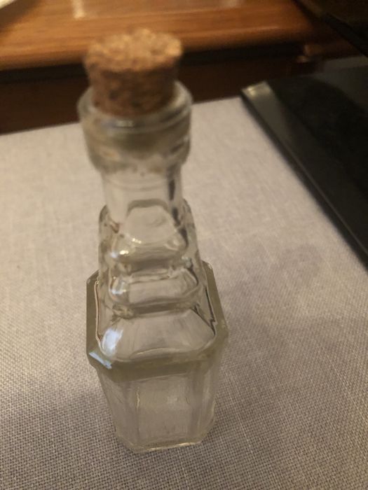 Garrafinja de vidro pequenina
