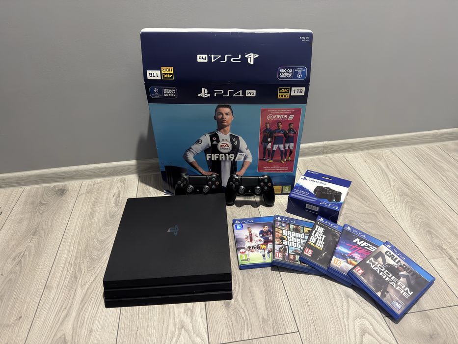 PlayStation 4 pro 1TB 4K HDR i 2 pady