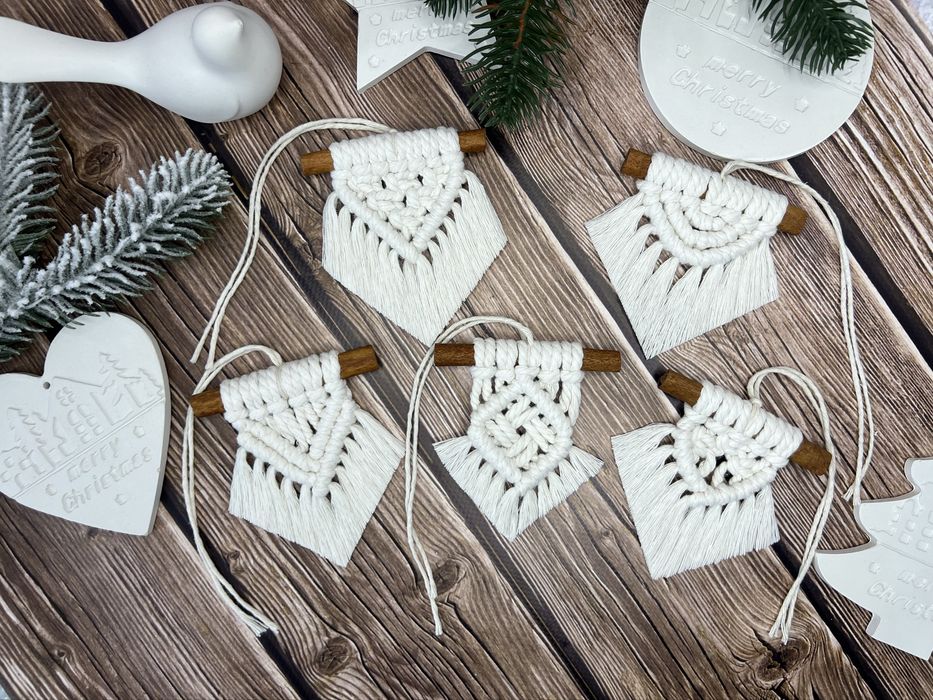 Ялинкові іграшки з макраме та корицею