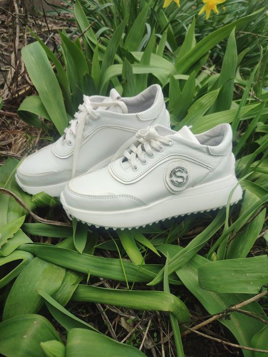 Нові кросівки повністю натуральна шкіра. Новые кроссовки,натуральная