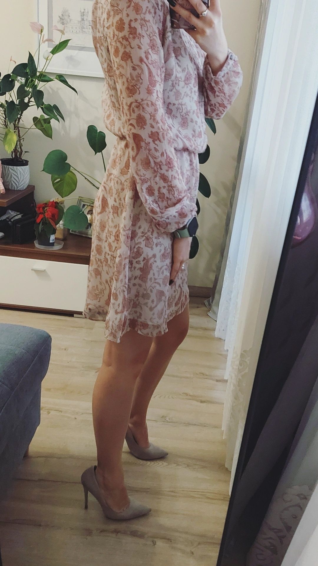 Delikatna i zwiewna sukienka pod szyję Mango Suit kwiaty XS 34