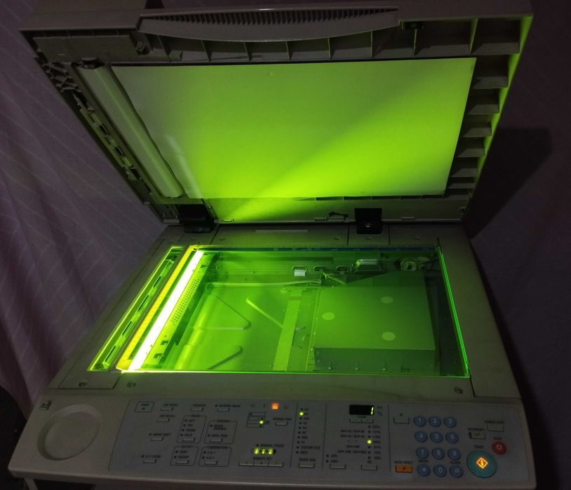 Impressora Konica 7115 em bom estado de conservação