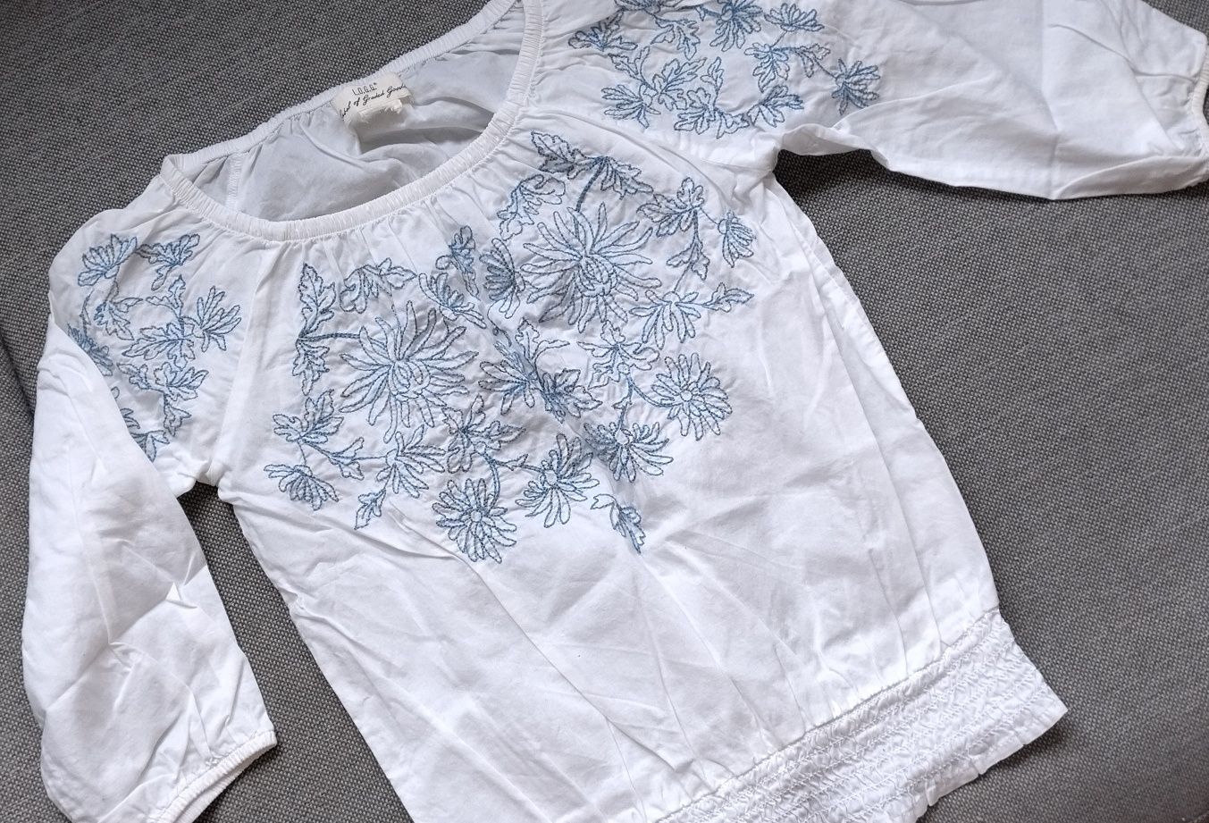 Bluzka elegancka, H&M, błekitny haft kwiaty,  roz. 128,około 8,9 lat.