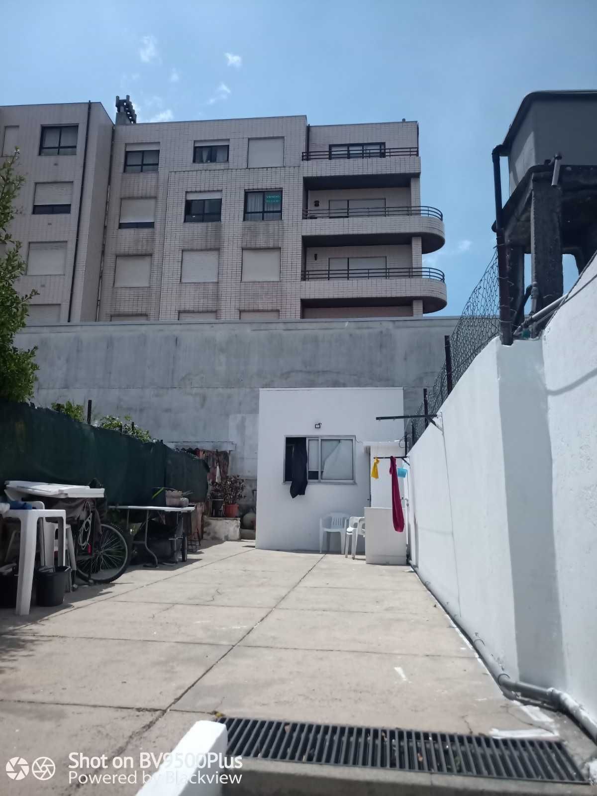 Alugo camas casa com bastante espaço e quintal.