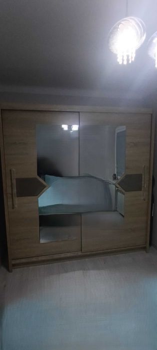 Szafa przesuwna z lustrem