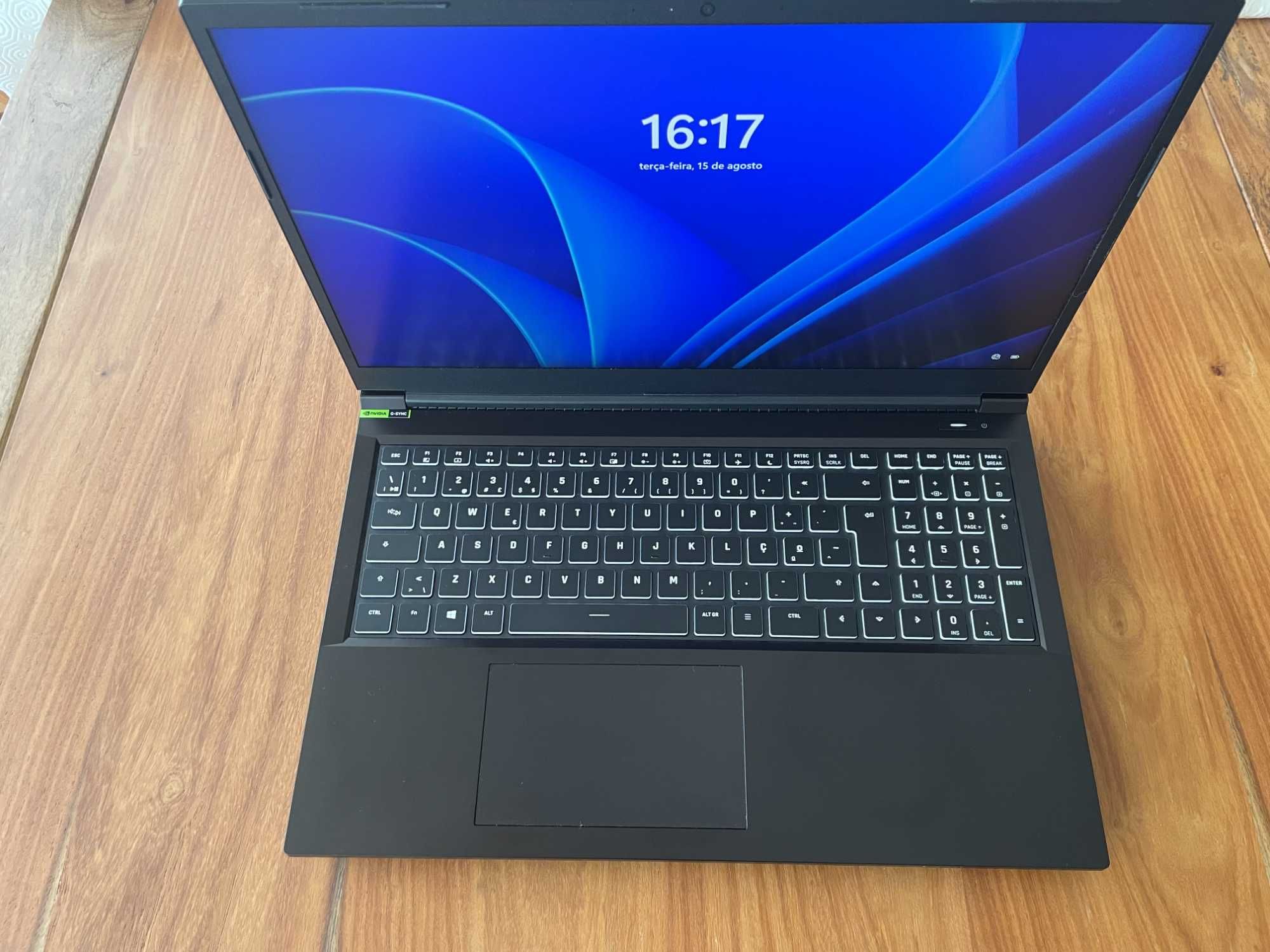 Portátil XMG - NVIDIA 4070m + Intel 13900HX (teclado PT)