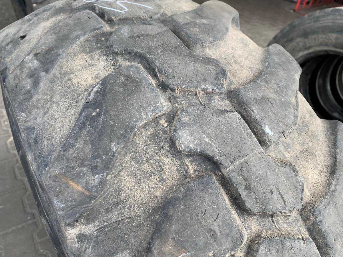 Opona 365/70R18 DUNLOP SPT9 Przemysłowa 40% Bieżnika JCB