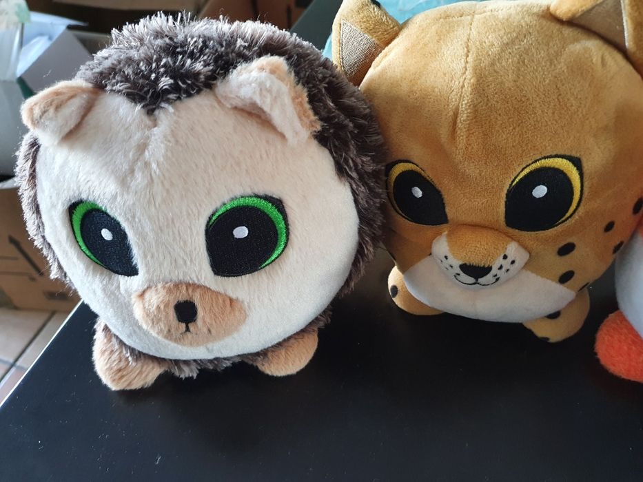 2 peluches emoji e 4 pingo doce