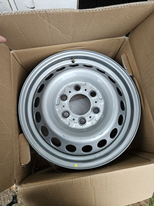 Felgi Mercedes Sprinter 61/2Jx16H2 ET62 komplet + kołpaki
